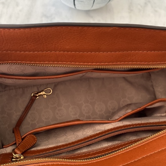 Michael Kors bag like new - Picture 5 of 11